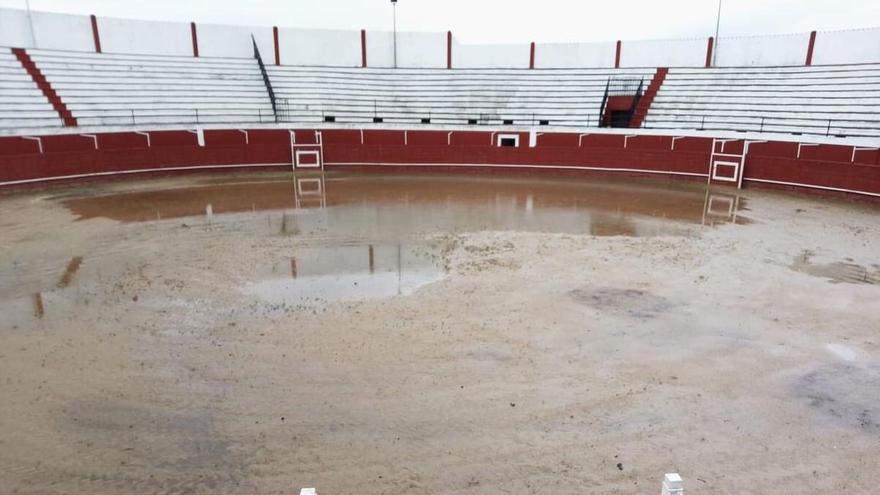 Plaza de toros de la localidad, encharcada