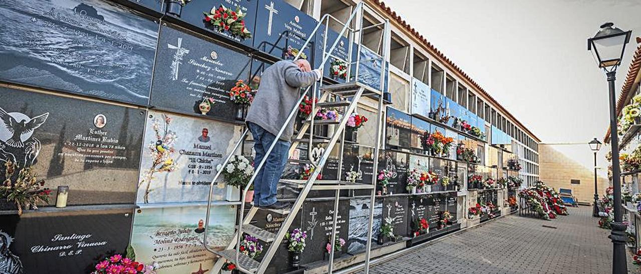 Cementerio de Torrevieja, con cinco alturas de nichos.