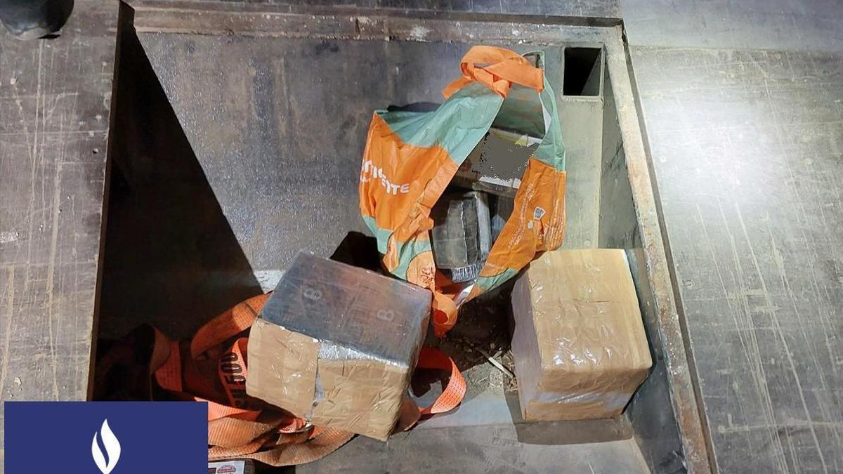 Els paquets de droga anaven amagats en un doble fonts del camió interceptat pels duaners del Pertús.