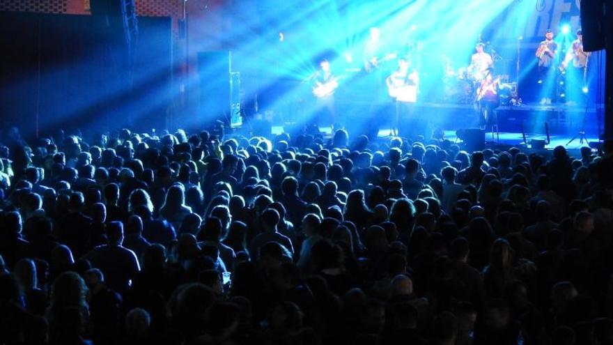 Sant Jordi s&#039;omple de solidaritat amb el concert dels Catarres