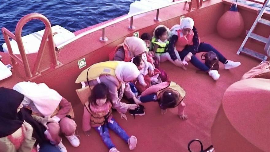 Rescatadas 95 personas, entre ellas once niños, en la mayor oleada de pateras del año