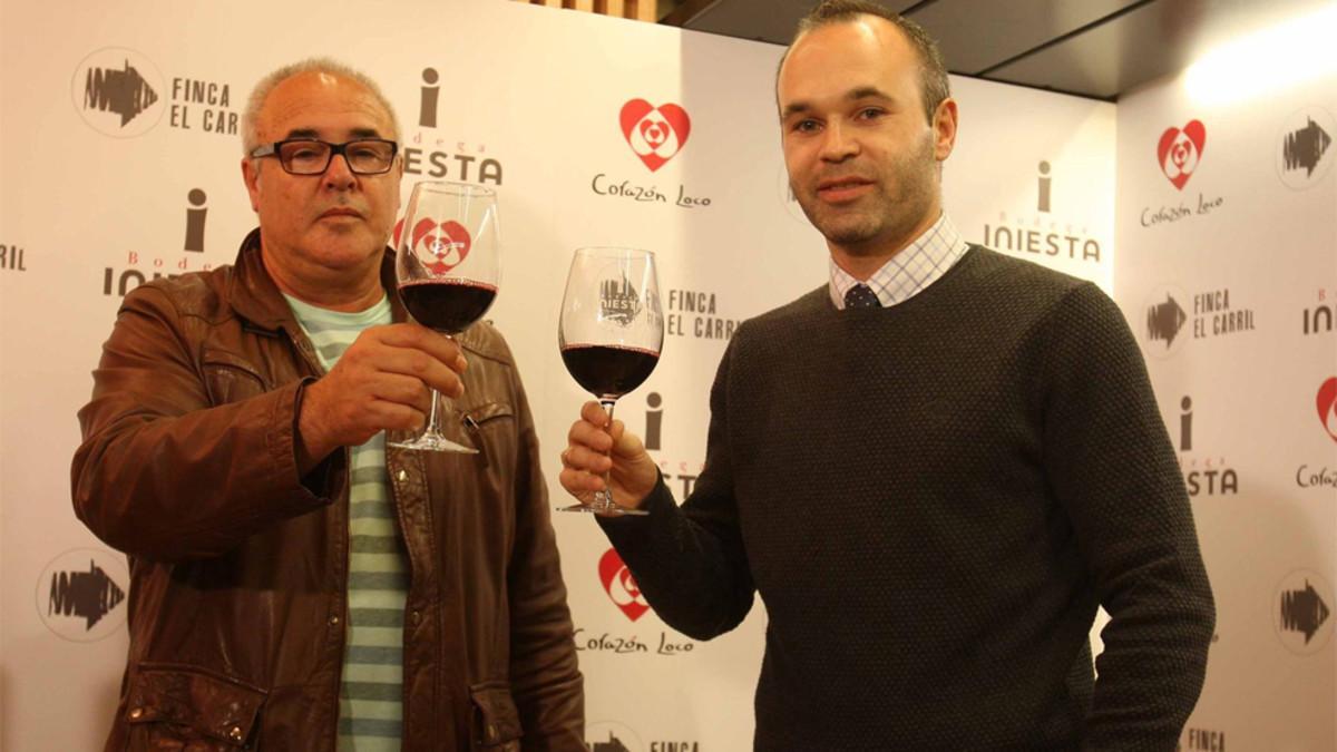 José Antonio y Andrés Iniesta durante un acto en su Bodega en Fuentealbilla