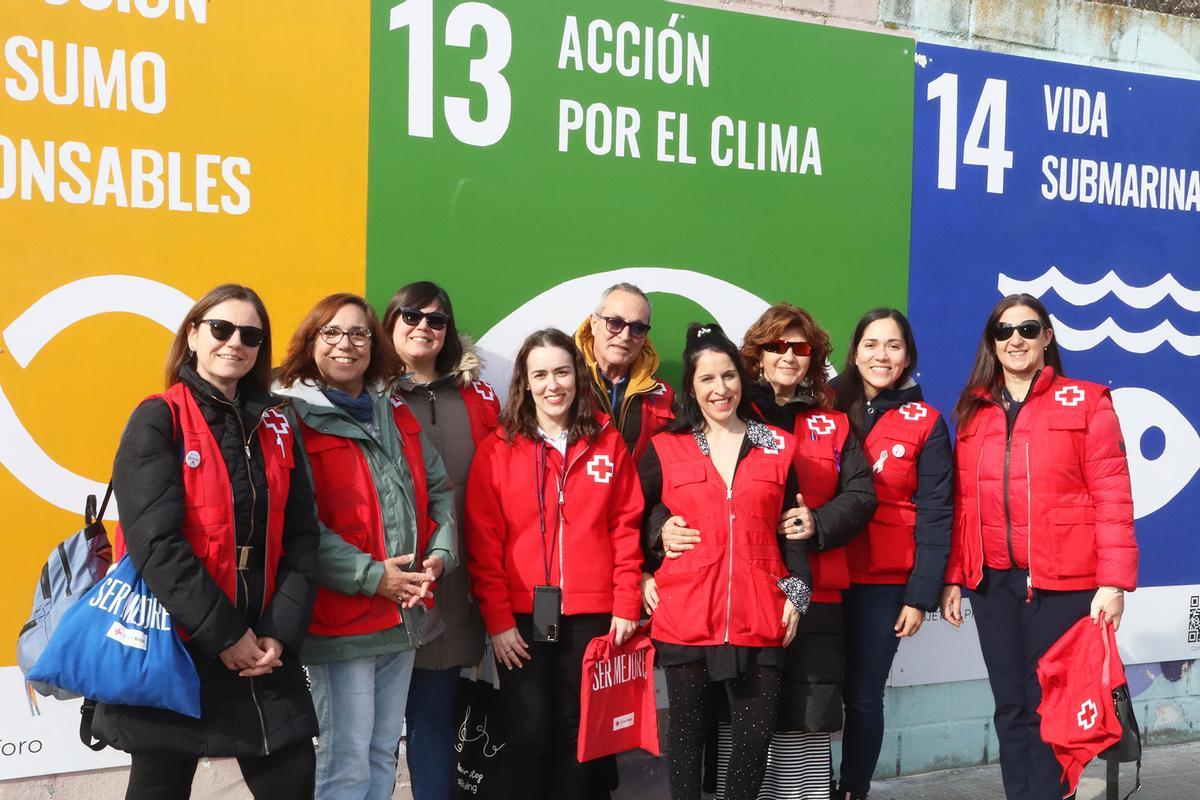 Miembros de Cruz Roja Zamora, frente al mural.