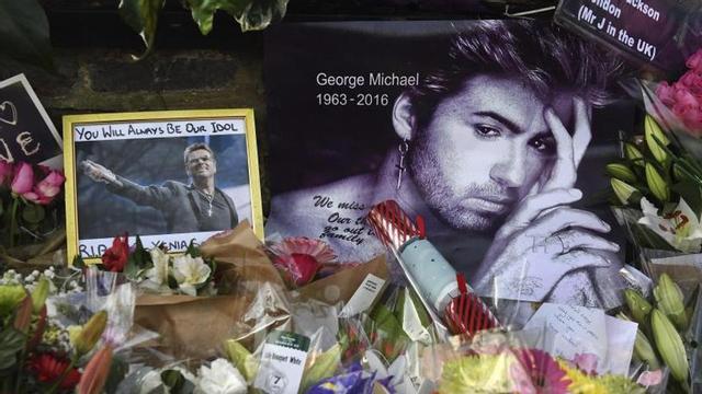 Flores y recuerdos frente a las puertas de la residencia de George Michael