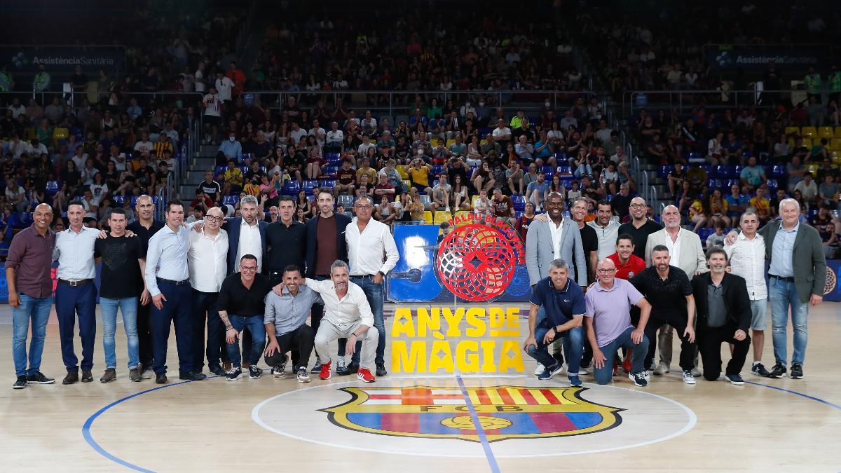 El presidente Joan Laporta, con las leyendas de la sección