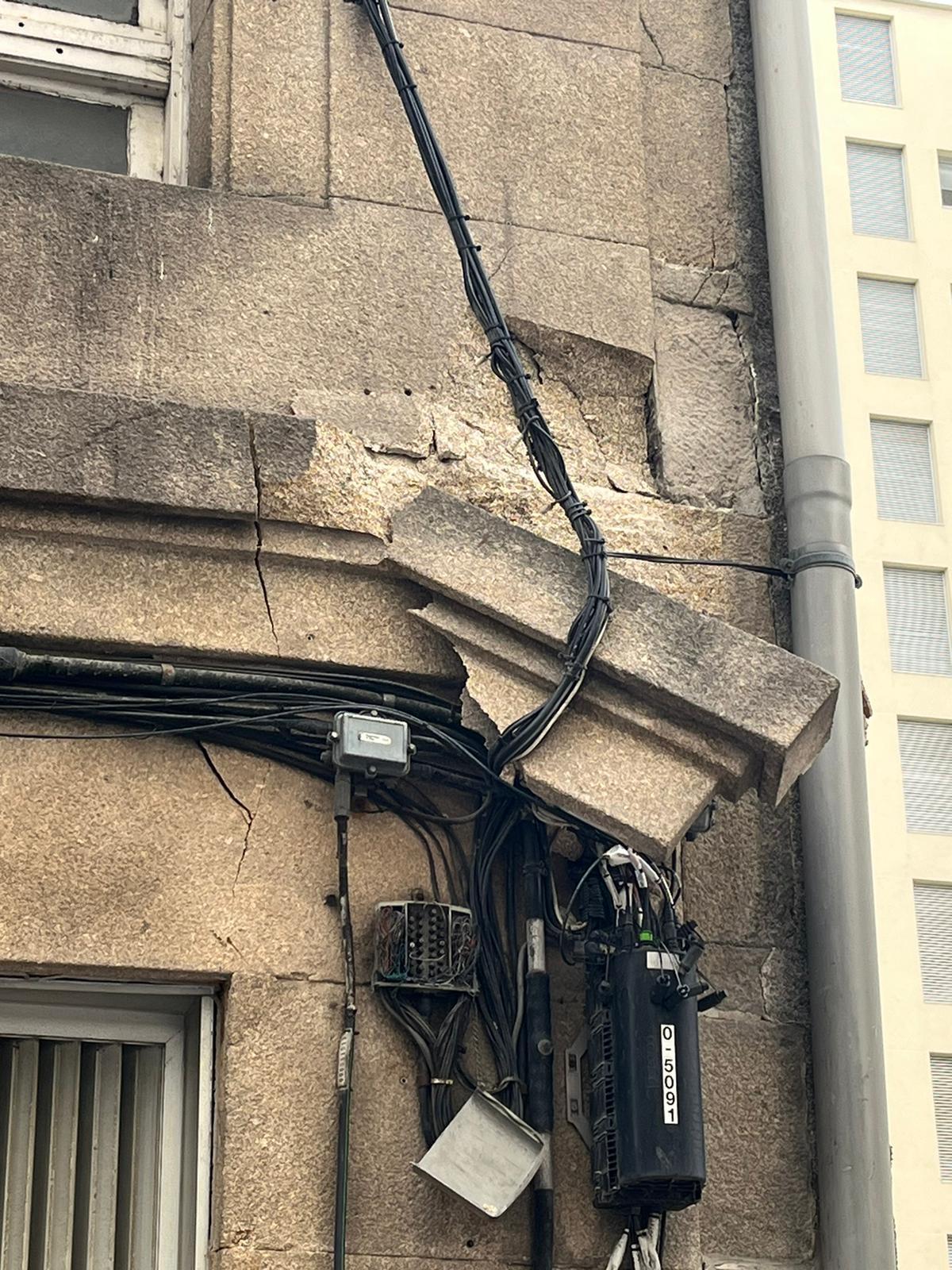 Detalle de la cornisa desprendida