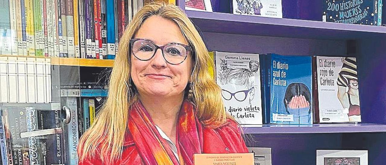 Nuria López Rey posa con su libro ‘Con voz de mujer’.