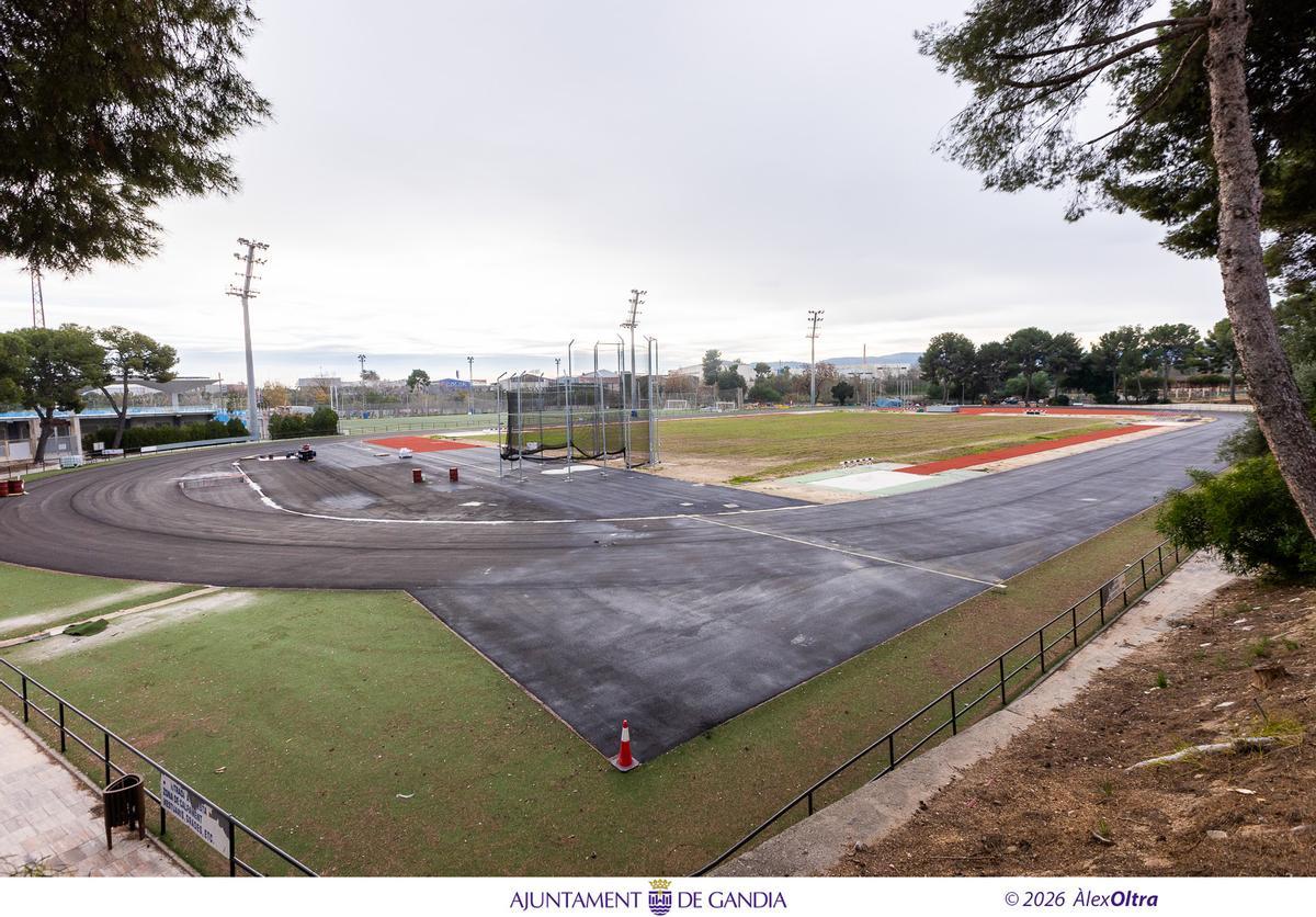 Una imagen de la pista de atletismo de Gandia en plenas obras de reforma