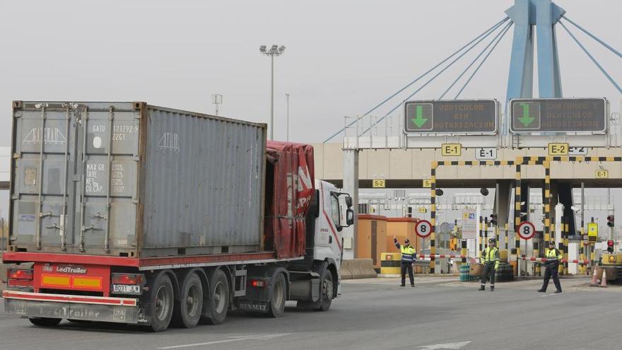El tráfico de contenedores en el puerto cae un 24 % por el conflicto de la estiba