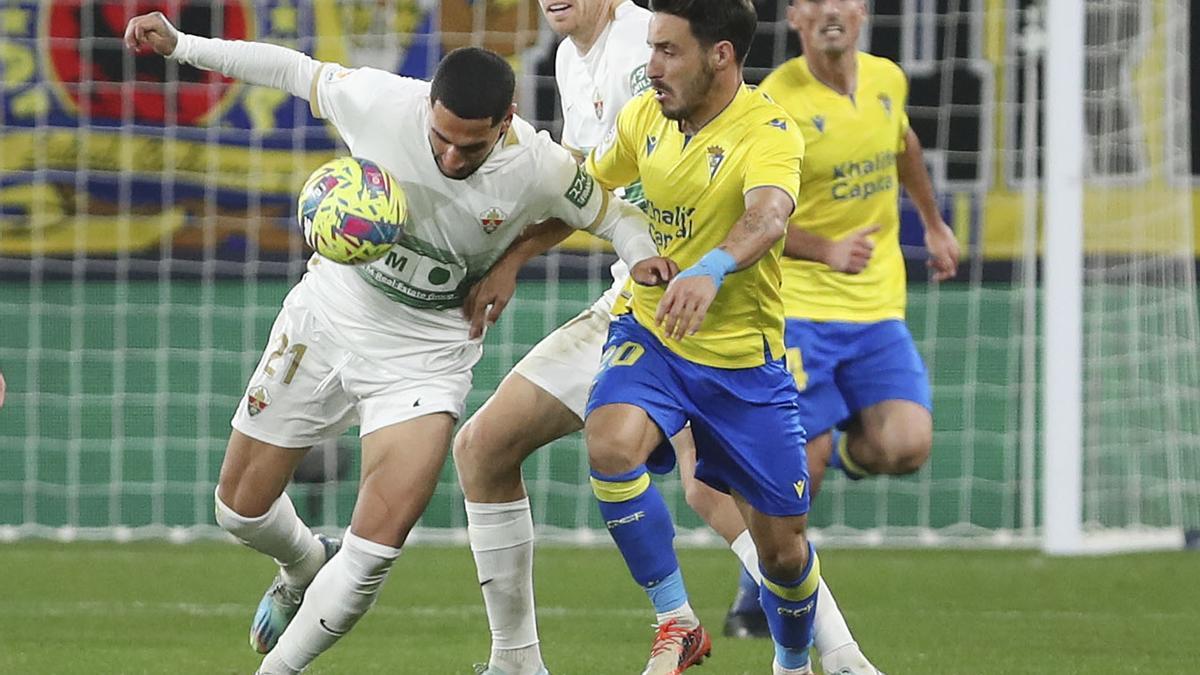 Imagen del partido de la primera vuelta entre el Cádiz y el Elche, en el estadio Nuevo Mirandilla