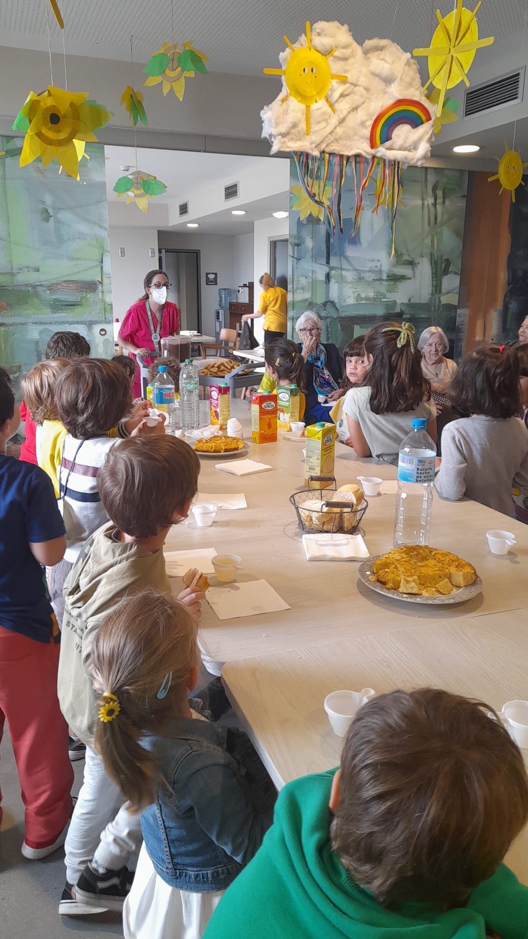 Los escolares de Faes, de visita a los "Güelifriends": así ha sido la singular jornada de convivencia con los abuelos de una residencia