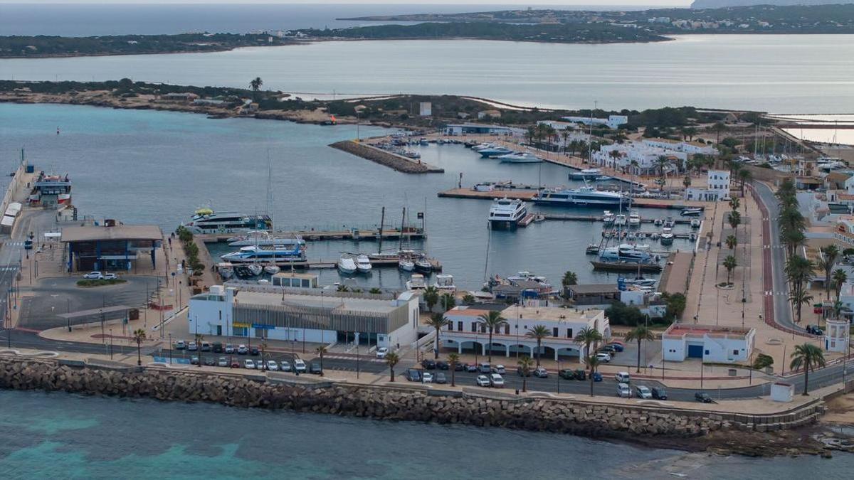 Foto aérea del puerto de la Savina, en Formentera