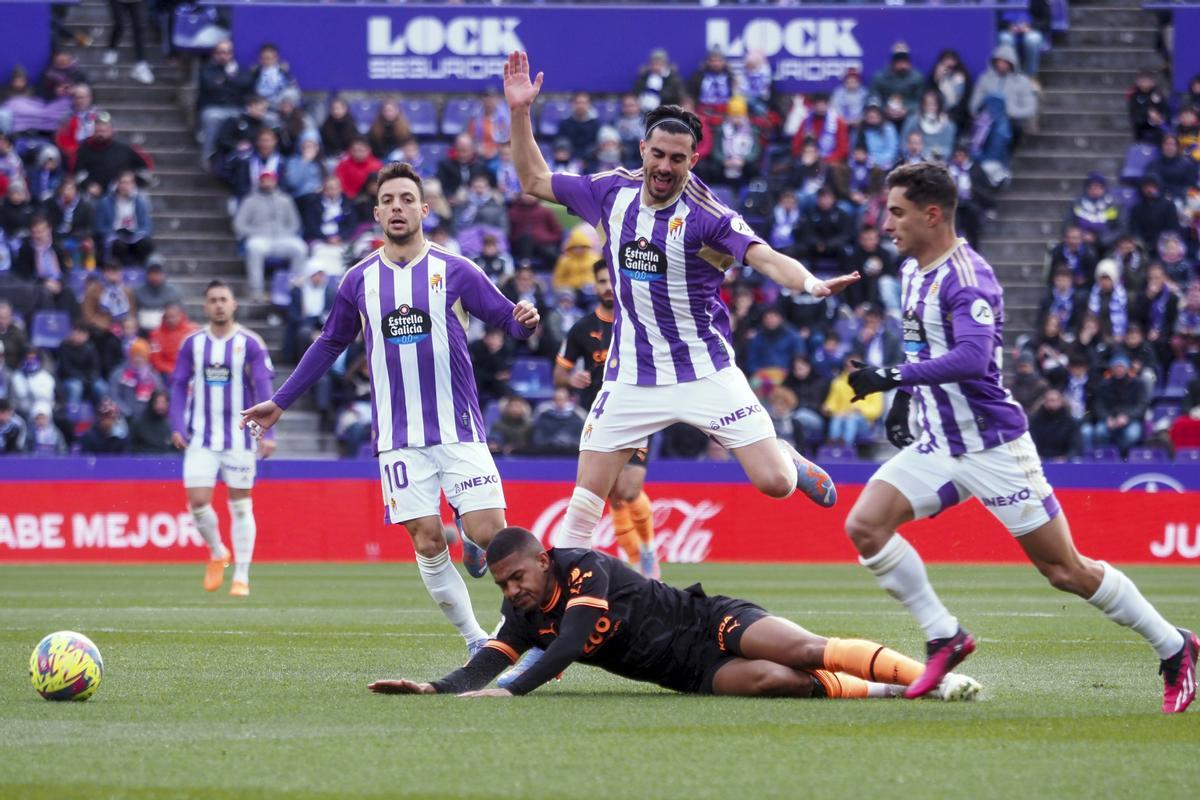 VALLADOLID, 29/01/2023.- Samuel Lino (abajo), del Valencia C.F., en acción frente a Oscar Plano (2i) durante el partido de LaLiga Santander que enfrenta a sus equipos este domingo en Valladolid. EFE/ R. García