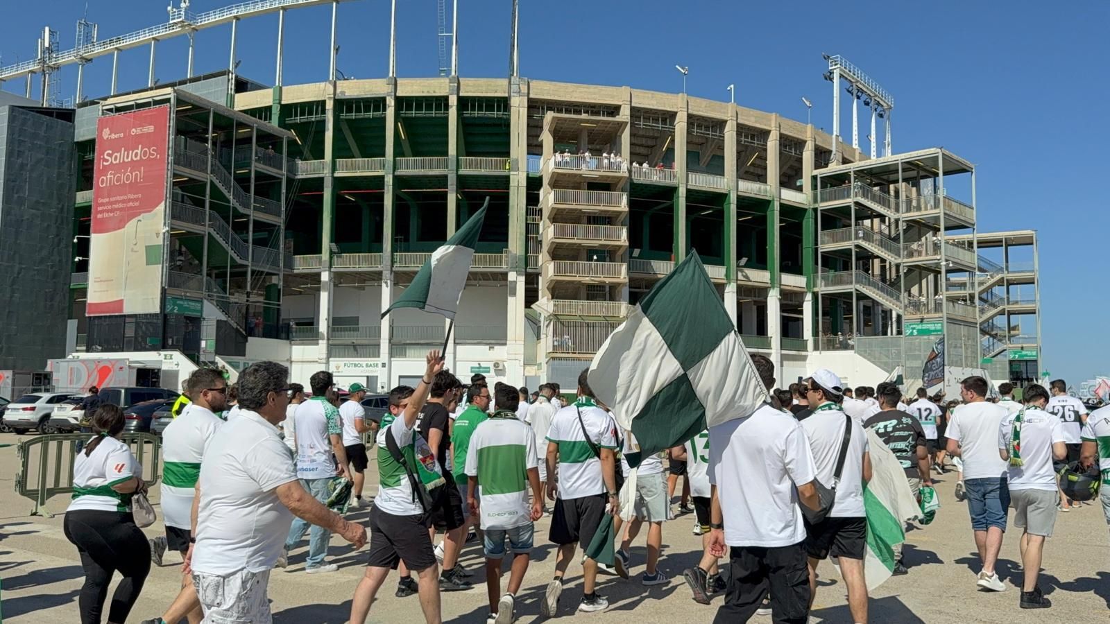 Los aficionados del Elche CF se preparan para el partido contra el Málaga CF