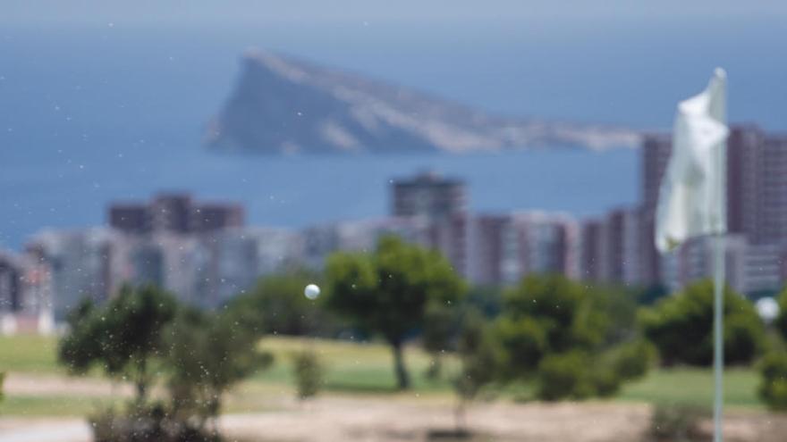 Un jugador practica en el campo de golf Villaitana en Benidorm.