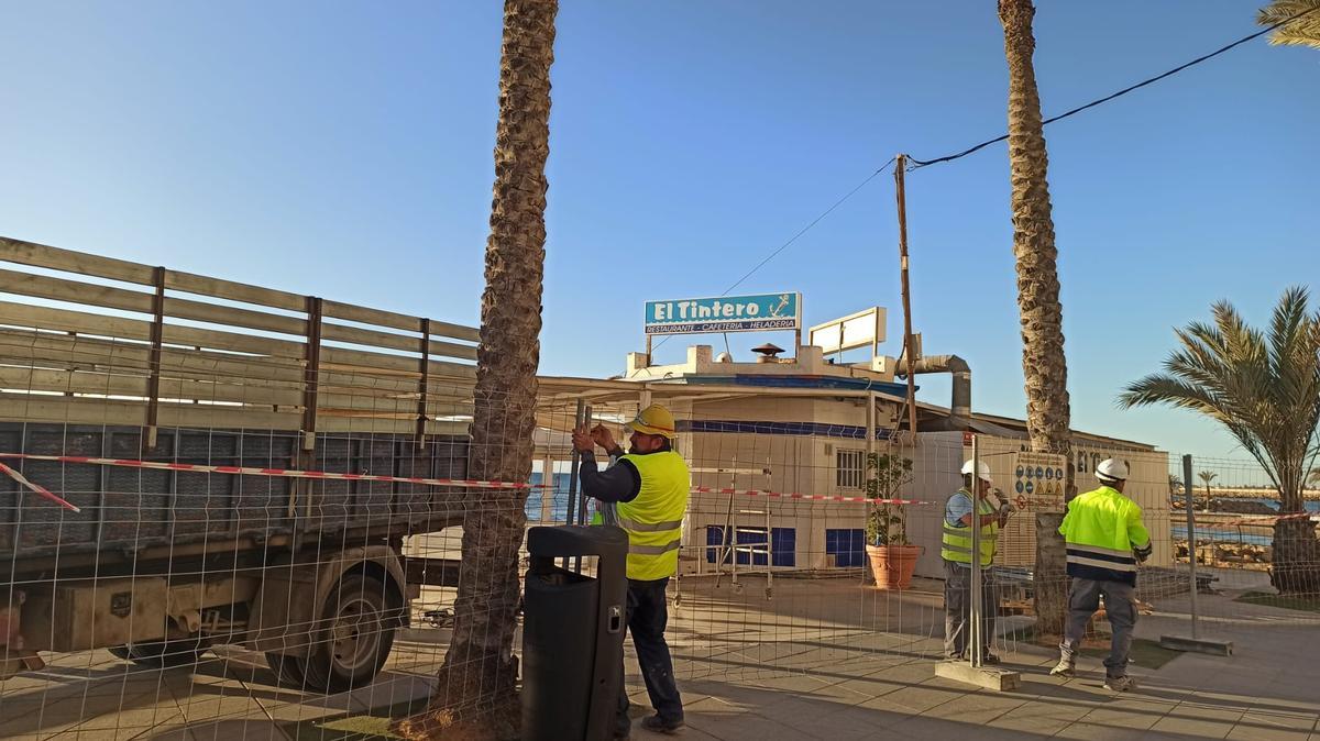 Trabajos de desmontaje y demolición del Kiosco El Tintero en la playa del Cura de Torrevieja por parte del servicio provincial de Costas