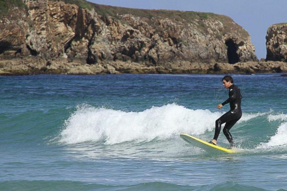 El actor Mario Casas, haciendo surf en este arenal coruñés.
