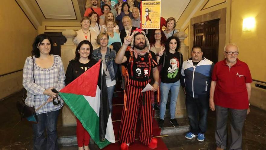 Un payaso hace el Camino y denuncia la detención de un clown por Israel