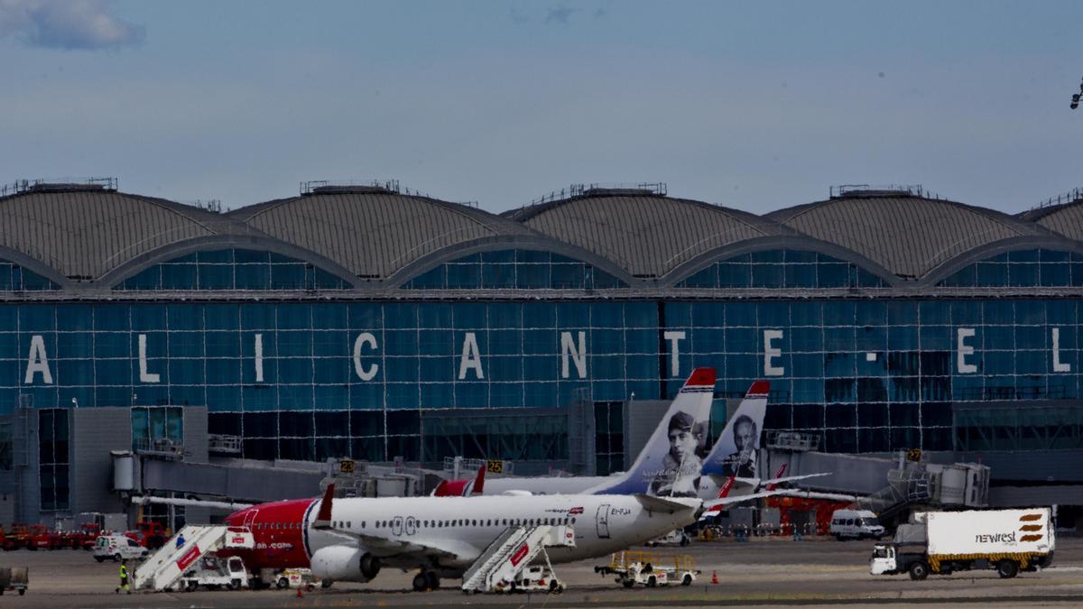 Aviones de Norwegian en la plataforma de estacionamiento del aeropuerto en una imagen de archivo