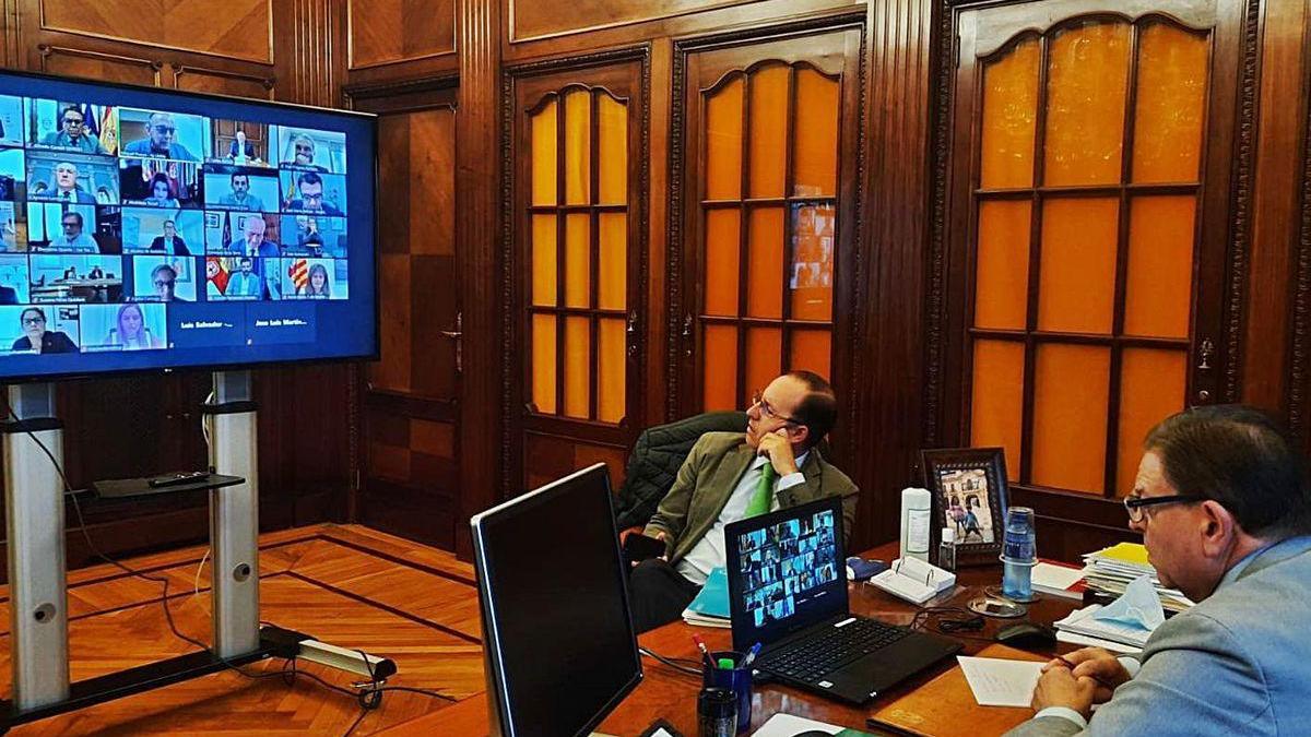 Canteli, a la derecha, y Mario Arias, ayer en la Alcaldía, durante la videoconferencia con otros 28 alcaldes.