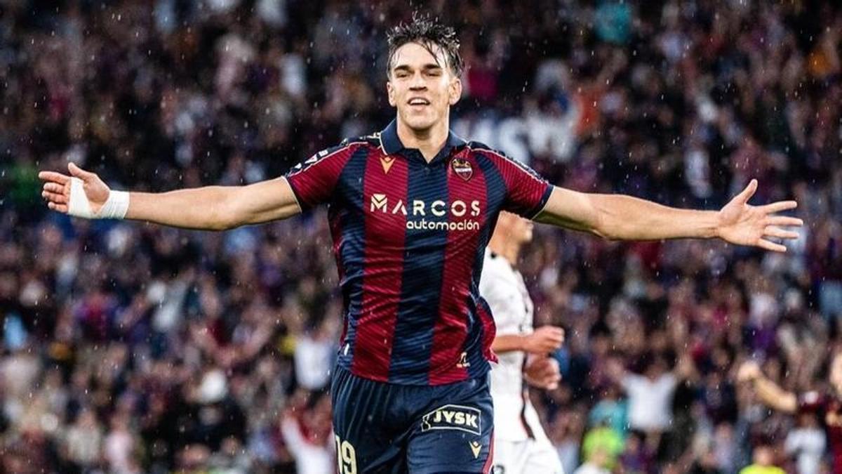Carlos Espí celebra su gol contra el Mallorca en el Ciutat de València.