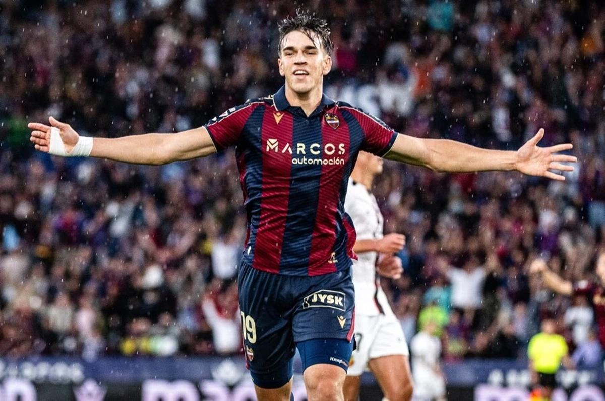 Carlos Espí celebra su gol contra el Mallorca en el Ciutat de València.