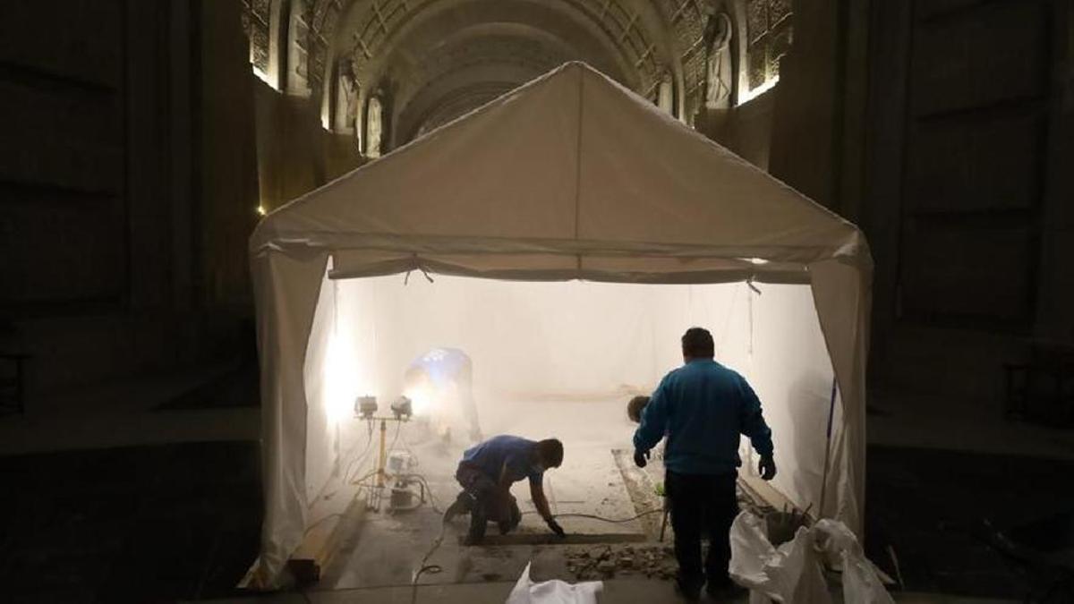 Trabajos de exhumación de los restos de José Antonio Primo de Rivera en la tumba que ocupaba en la basílica de la Cruz de los Caídos.