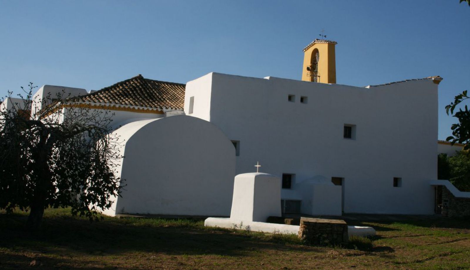  L’augment de la població, a les darreries del segle XIX, va fer necessària la construcció de la capella Fonda, amb volta de canó, a la banda de tramuntana de l’església.