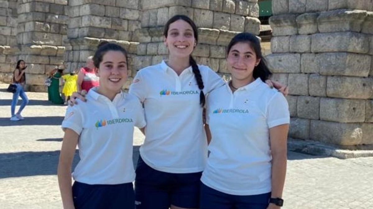 Xela Martínez, Ainhoa Repáraz (c.) y Blanca Pereira, ayer en Segovia. |  // CEDIDA