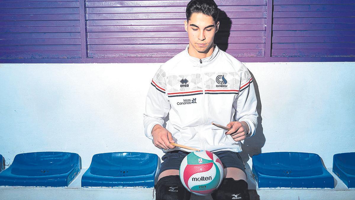 Carlos Nieves, del Cisneros Alter, con una pelota de voleibol y unas baquetas en el Ríos Tejera.