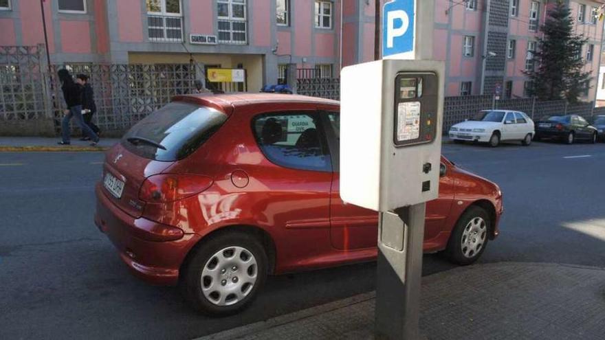 Zona de estacionamiento de pago ORA en el casco urbano de Betanzos.