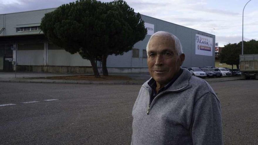 Dorsey García Aparicio, alcalde de Villabrázaro, en el Centro de Transportes de Benavente.