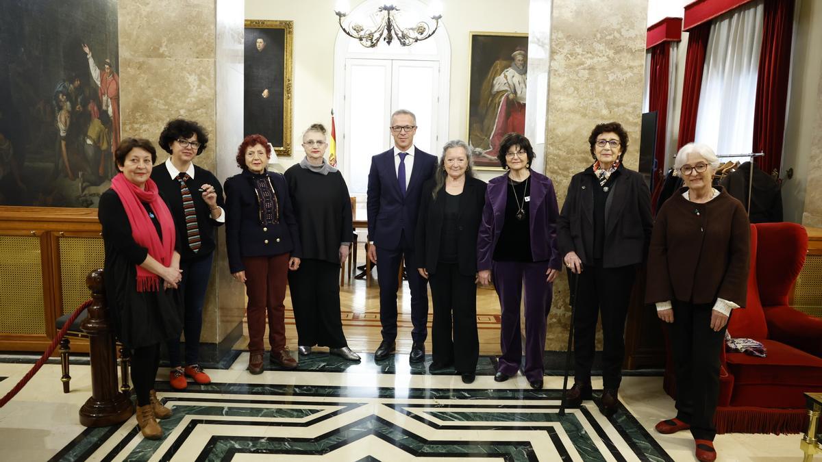 Olvido García Valdés, segunda por la derecha, con el resto de poetas y el presidente del Senado, Ander Gil.