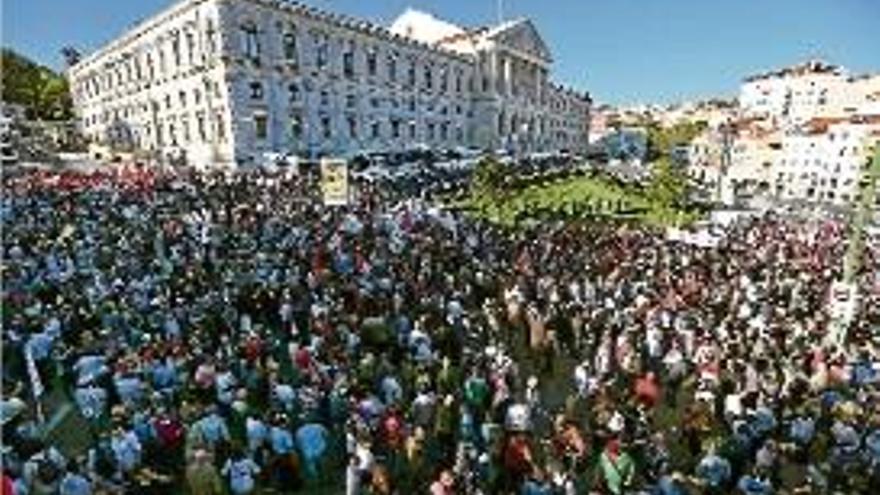 Milers de persones van celebrar la caiguda del Govern de Passos Coelho.