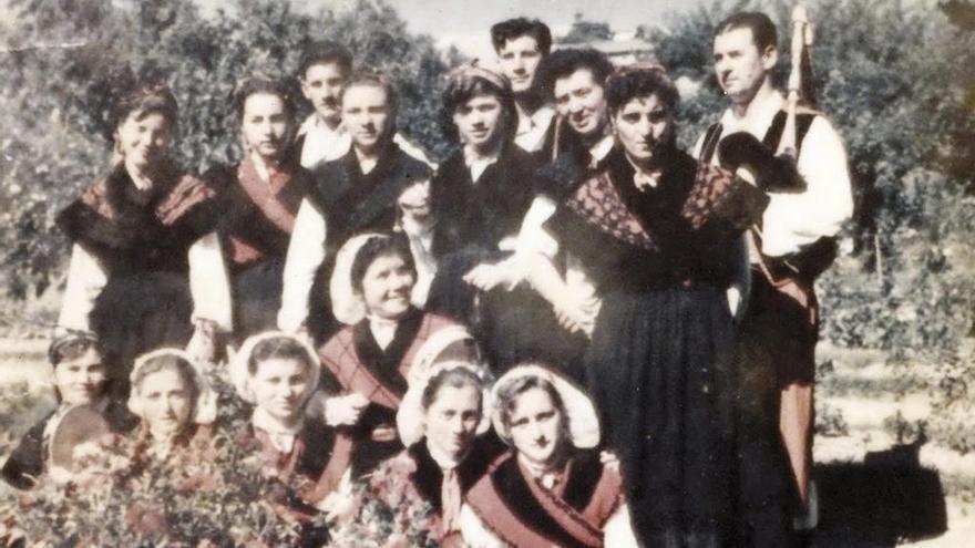 La lonja y plaza vieja en la década de 1950, donde hoy están el actual mercado de abastos y el Centro Social do Mar. // A.S.R.