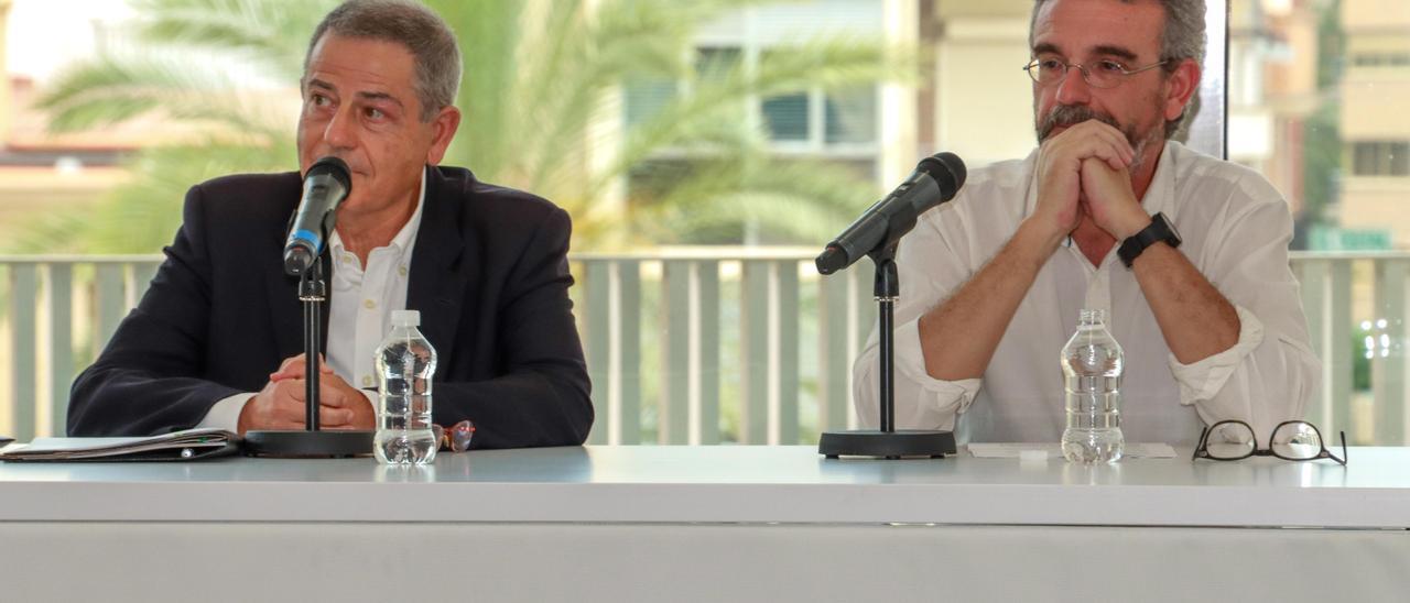 Vicente palacios y Xavier Serra en la presentación del libro &quot;Quan ho teniem tot per fer&quot;.