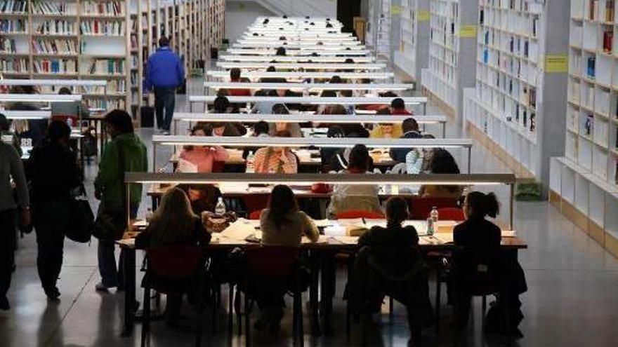 Alumnos en una biblioteca de la UIB.