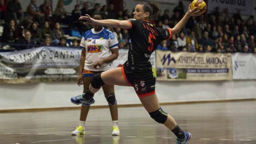 Naiara lanza durante un partido en A Guarda.