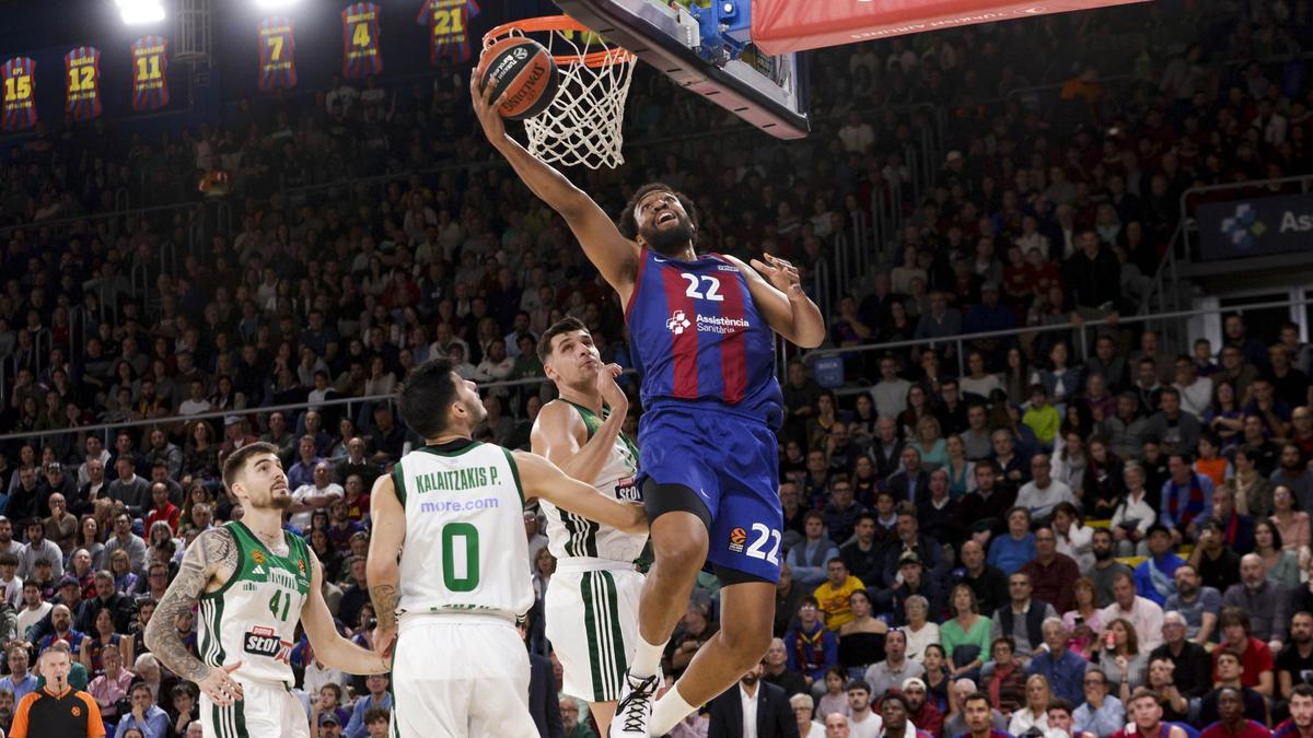 Jabari Parker anota a aro pasado en una acción en la canata del Panathinaikos