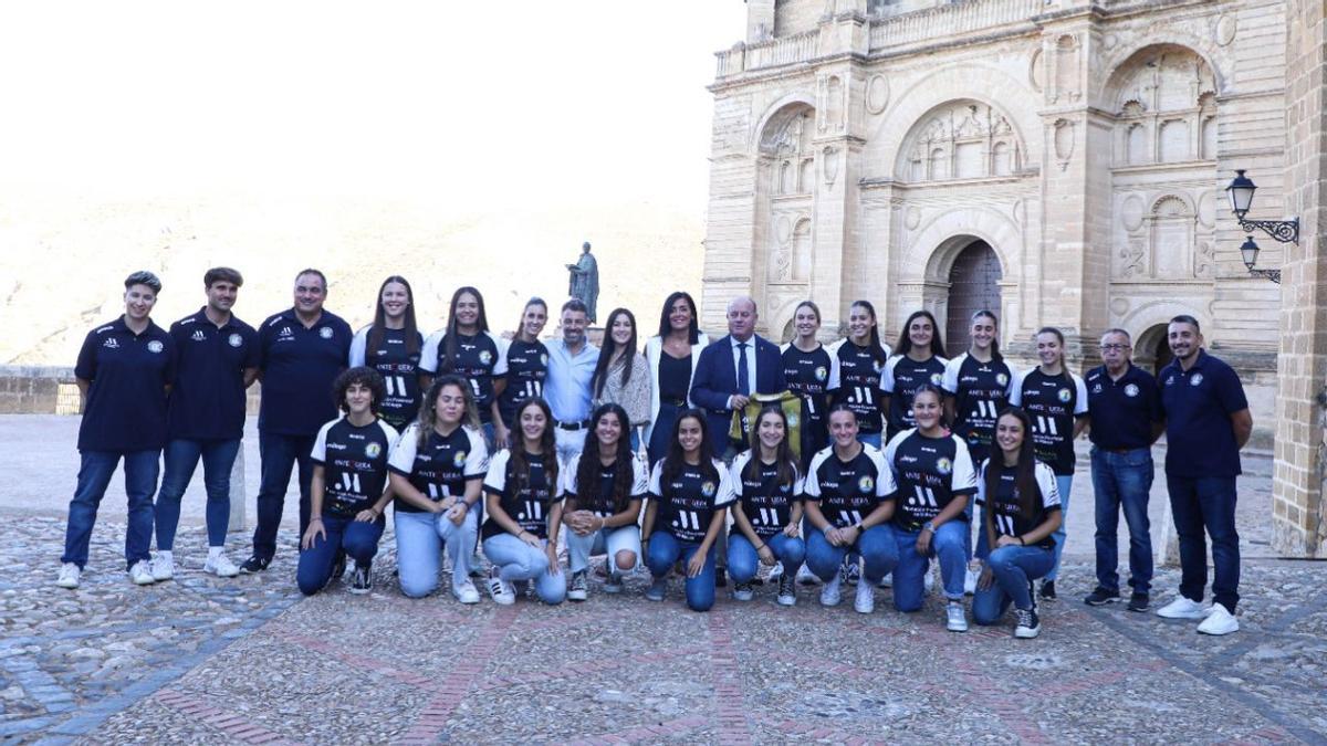 La plantilla del BM Costa del Sol Málaga, con el alcalde de Antequera.