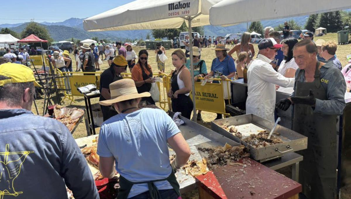 El despiece y reparto de las raciones de cordero a la estaca.