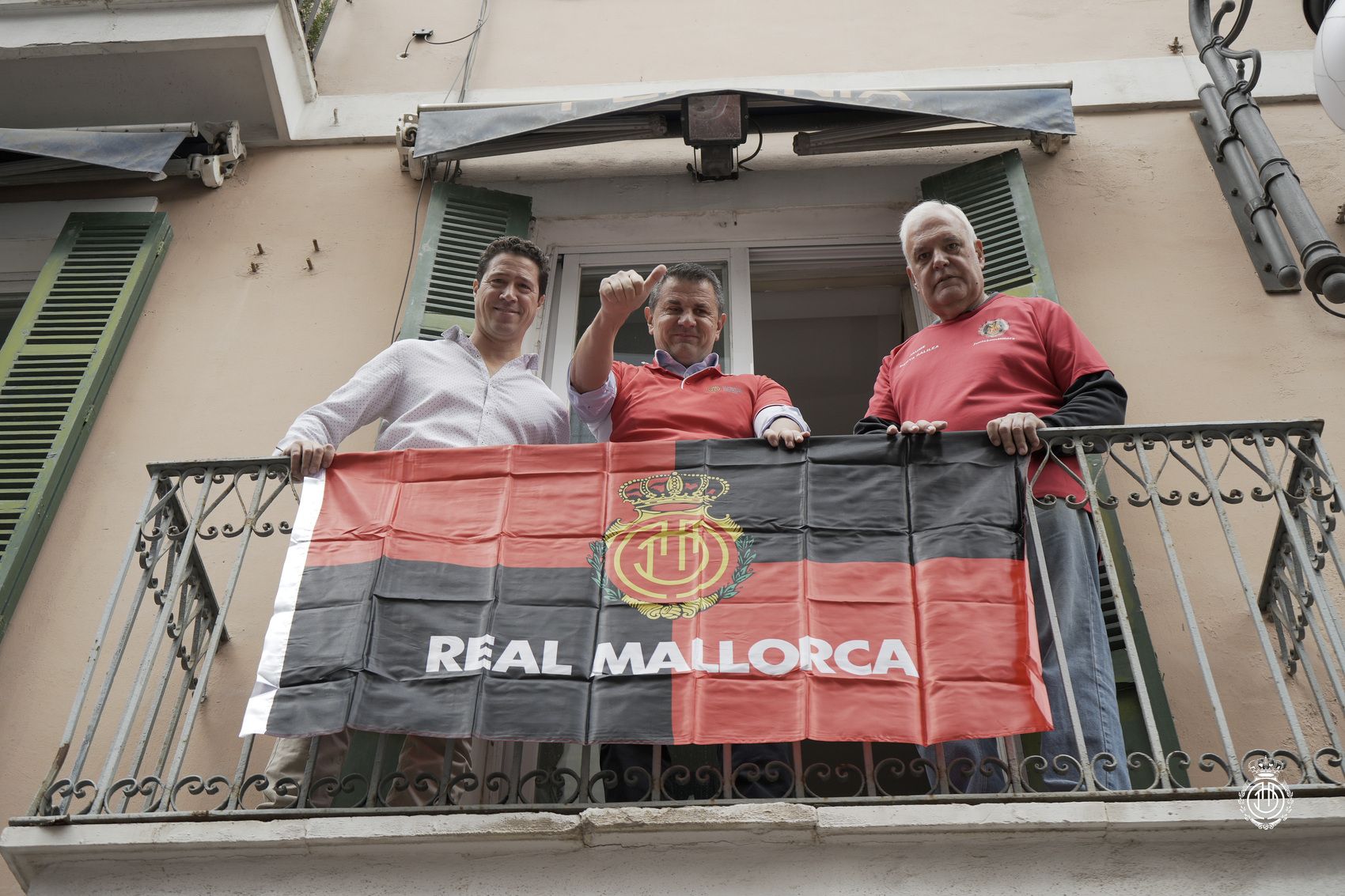 Palma, de rojo y negro con la iniciativa del RCD Mallorca: #MallorcaDeBandera