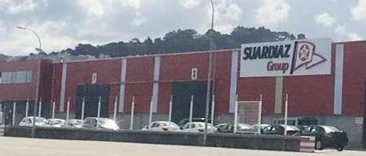 Nave logística de Suardiaz vista desde dentro de la terminal de vehículos de Bouzas. // FdV