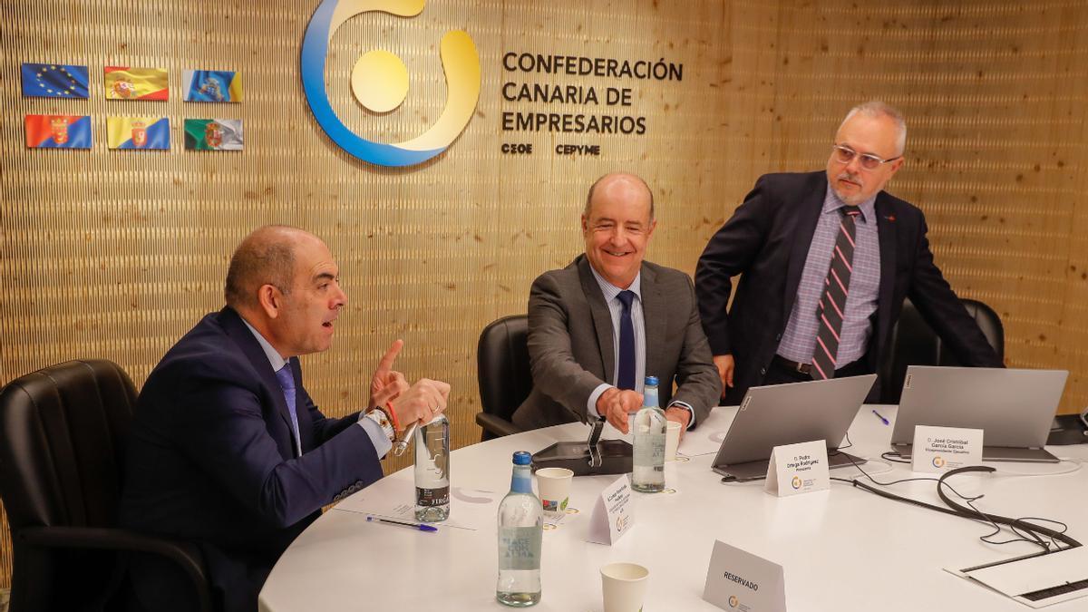 Lorenzo Amor (izquierda), junto al presidente de la CCE, Pedro Ortega, y el vicepresidente ejecutivo, José Cristóbal García.