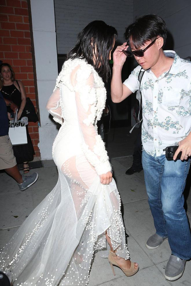 Kim Kardashian se choca con un paseante