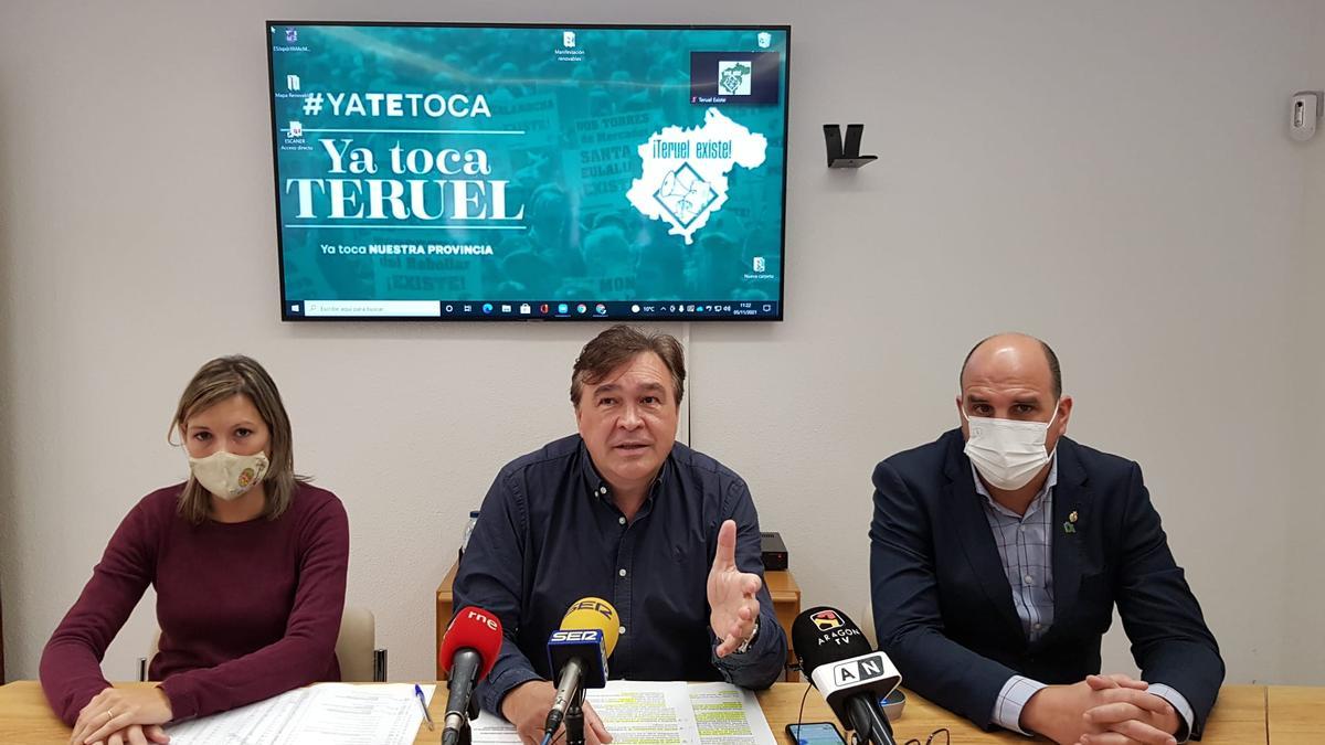 Los senadores y el diputado en el Congreso de Teruel Existe, Beatriz Martín, Tomás Guitarte y Joaquín Egea, este viernes en la rueda de prensa sobre las enmiendas.