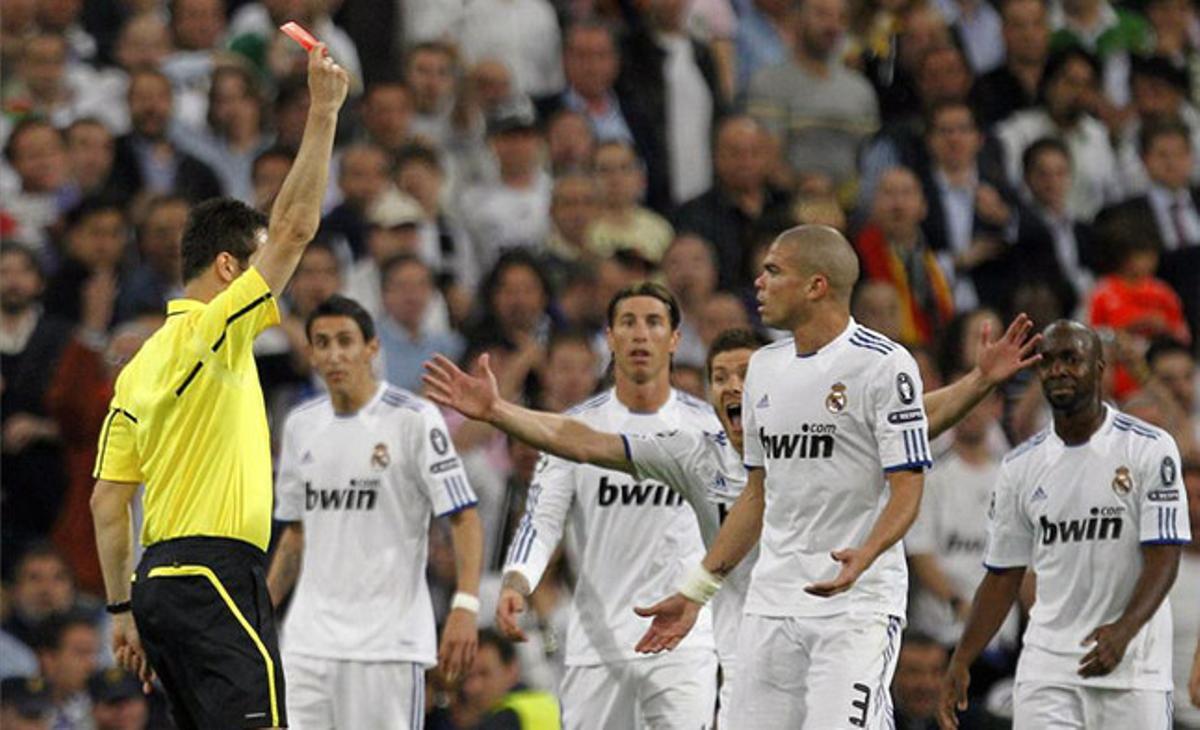 Càstig a la duresa blanca. L’àrbitre expulsa Pepe després d’una entrada del portuguès a Dani Alves en el segon temps de la semifinal disputada a l’estadi madridista.