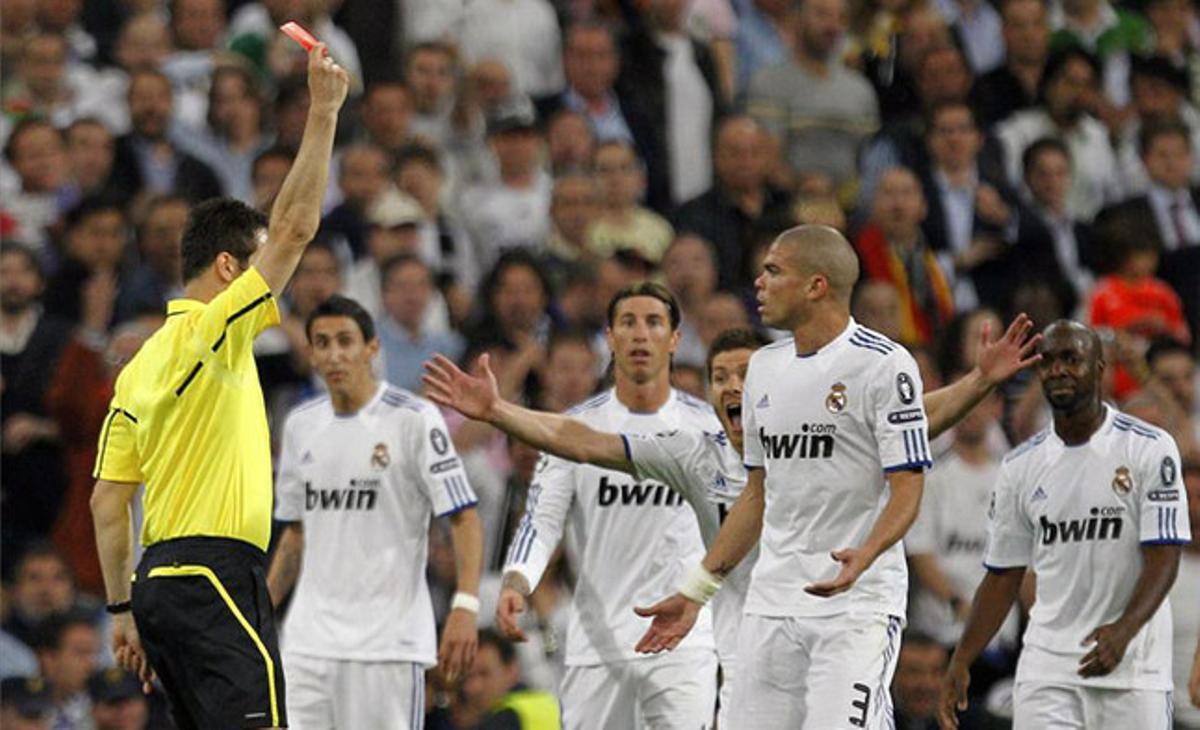 Castigo a la dureza blanca. El árbitro expulsa a Pepe tras una entrada del portugués a Dani Alves en el segundo tiempo de la semifinal disputada en el estadio madridista.