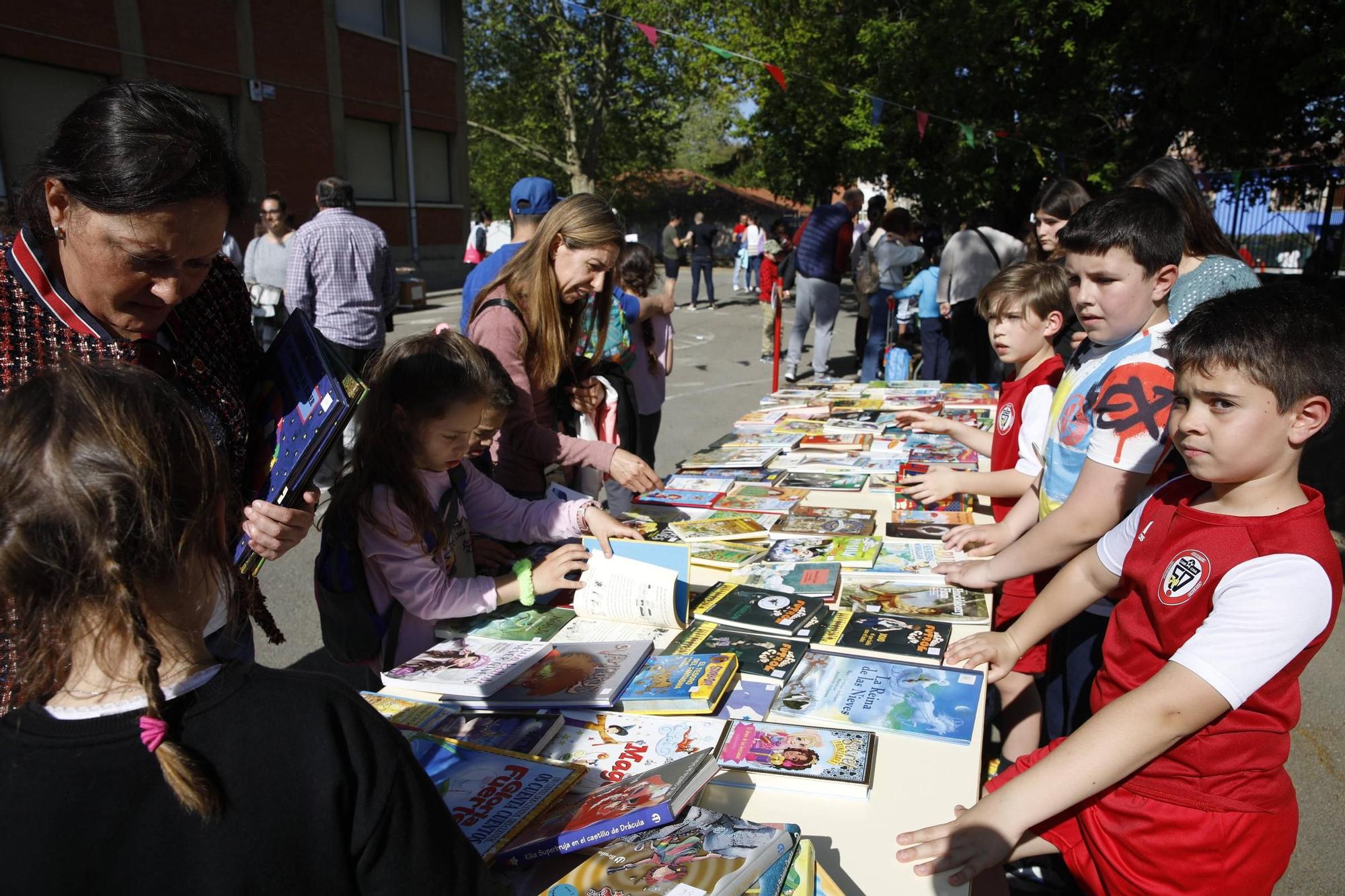 En imágenes: El colegio Jacinto Benavente disfruta de su primera feria del libro