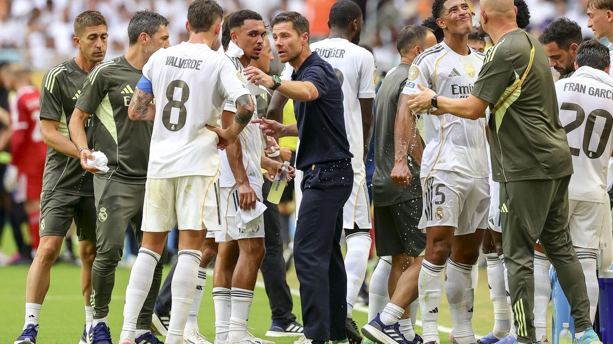 Xabi Alonso, entrenador del Real Madrid, habla con sus jugadores durante el partido ante el Juventus en el Mundial de Clubes en el Hard Rock Stadium en Miami.